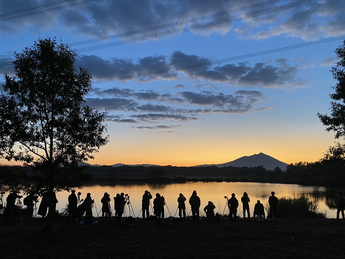 絶景を収めようと夜明け前からカメラを構えた人たちがスタンバイ