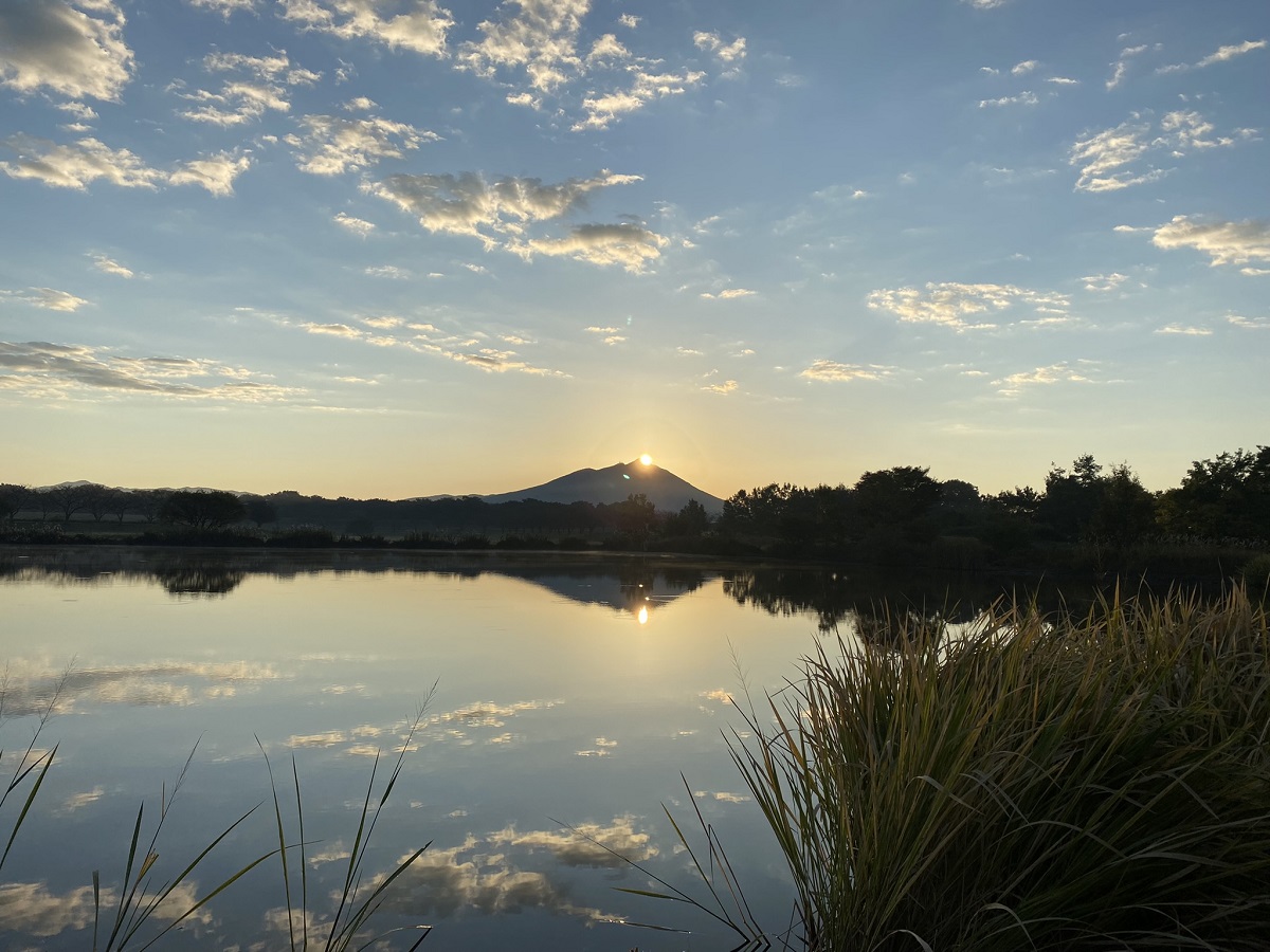 壮大なダイヤモンドが山頂にキラキラと姿を現します