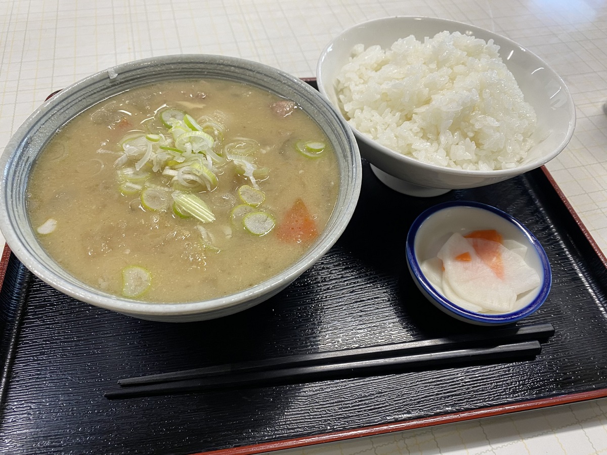具だくさんの豚汁定食750円。この大盛がなんと普通盛り!
