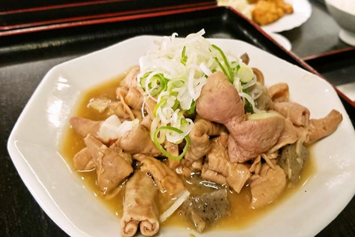 うんの食堂の大定番はもつ煮込み定食860円。週末限定の鉄火丼1000円も人気