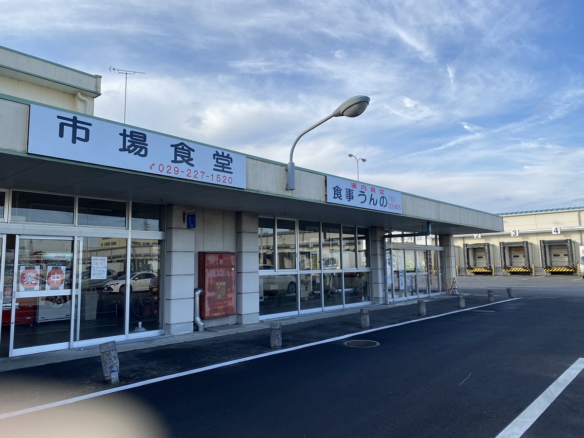 公設市場内の食堂ですが一般の観光客も利用できます