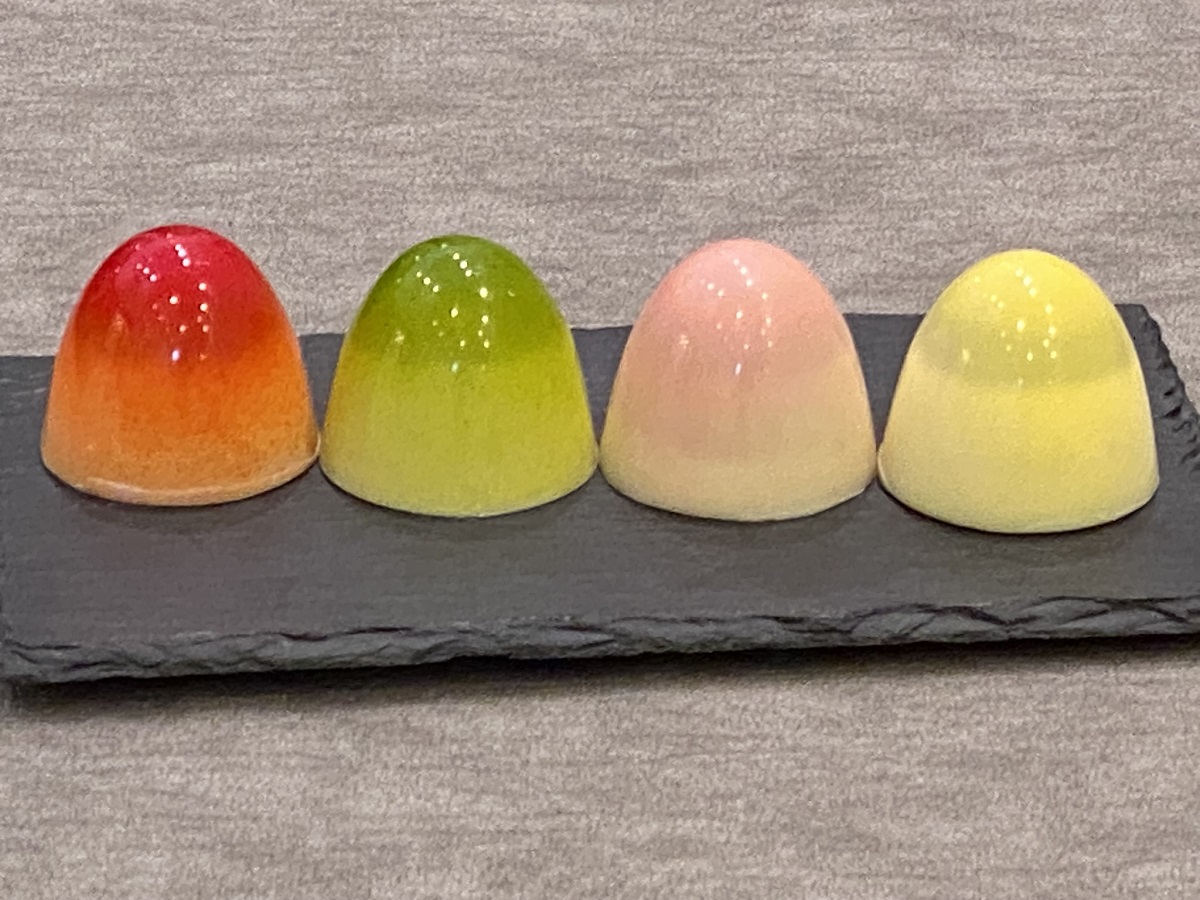 チョコレートの本場ベルギーで特注した型で作るイグレック。何層にもなっており多彩な味わいと食感が広がります1個520円