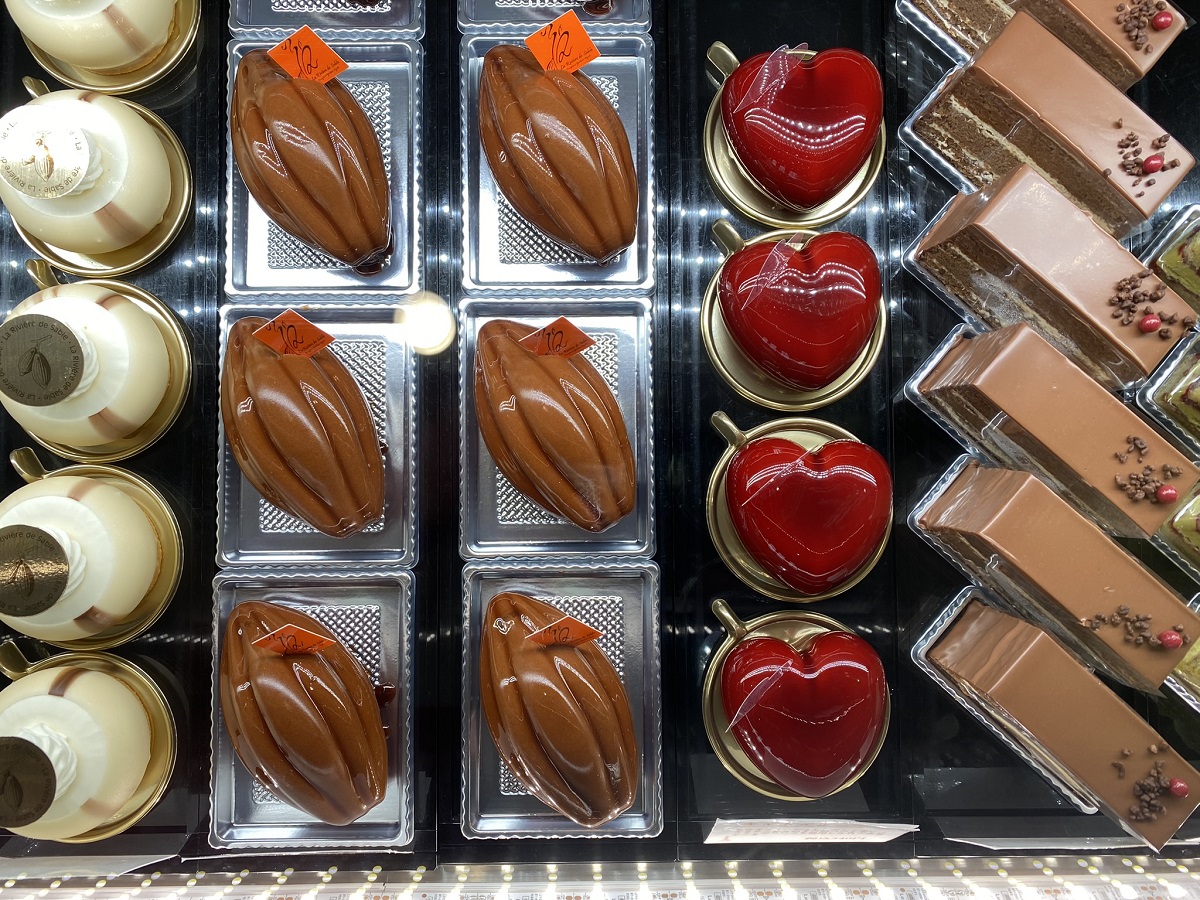 目移りするカカオ系生ケーキの数々。ショコラトランで味わうこともできます