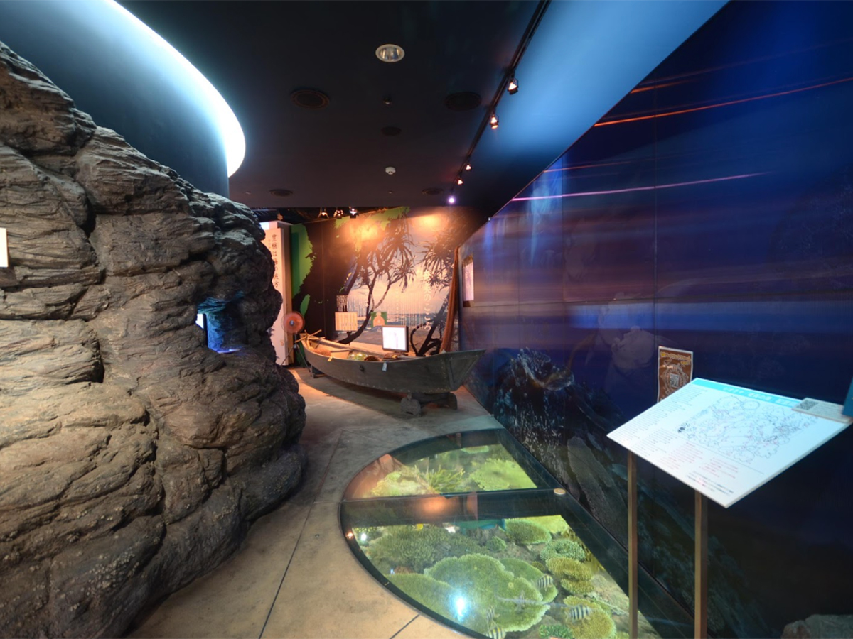 奄美の海をイメージした「海の道」