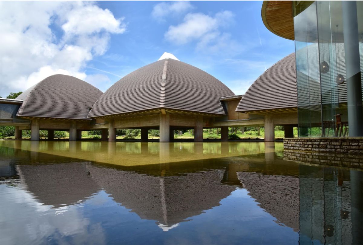 3棟ある展示室は奄美の高倉をイメージ