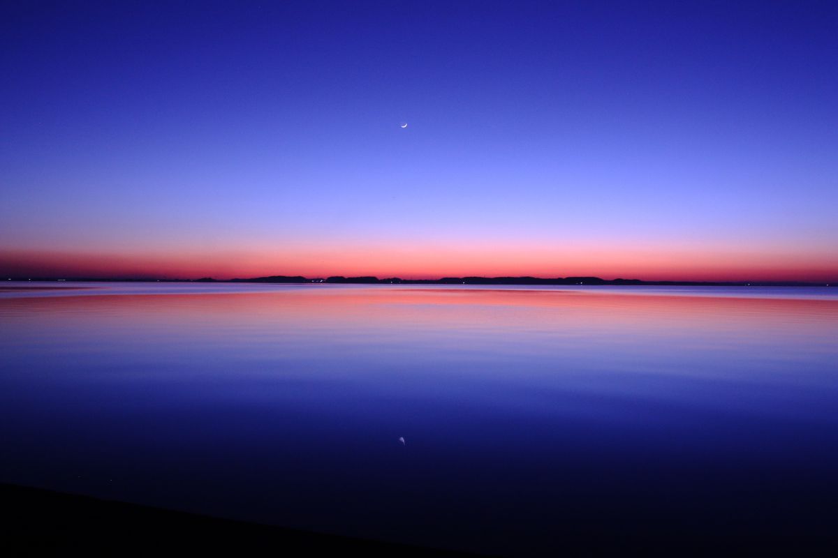 青と赤が燃える一瞬のマジックアワー