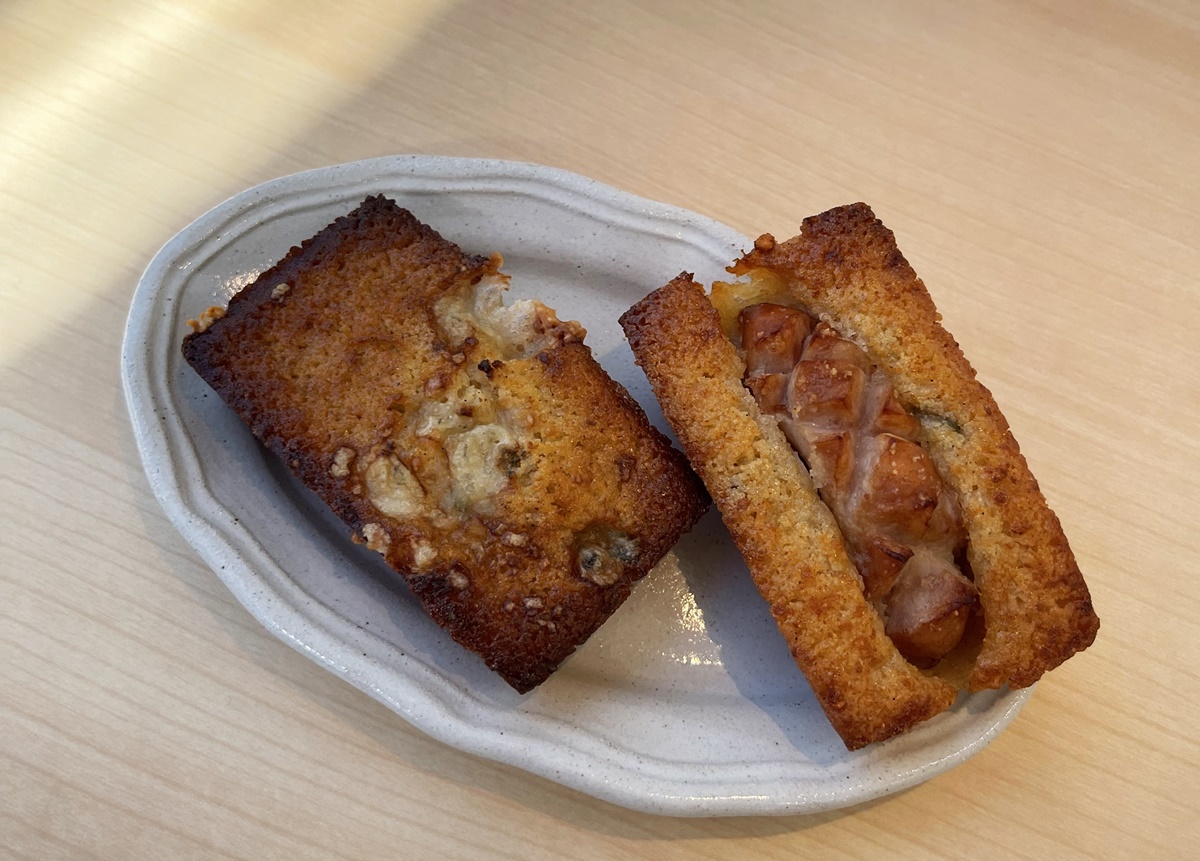 「ゴルゴンゾーラ」（写真左）と「ハラペーニョソーセージ」（写真右）