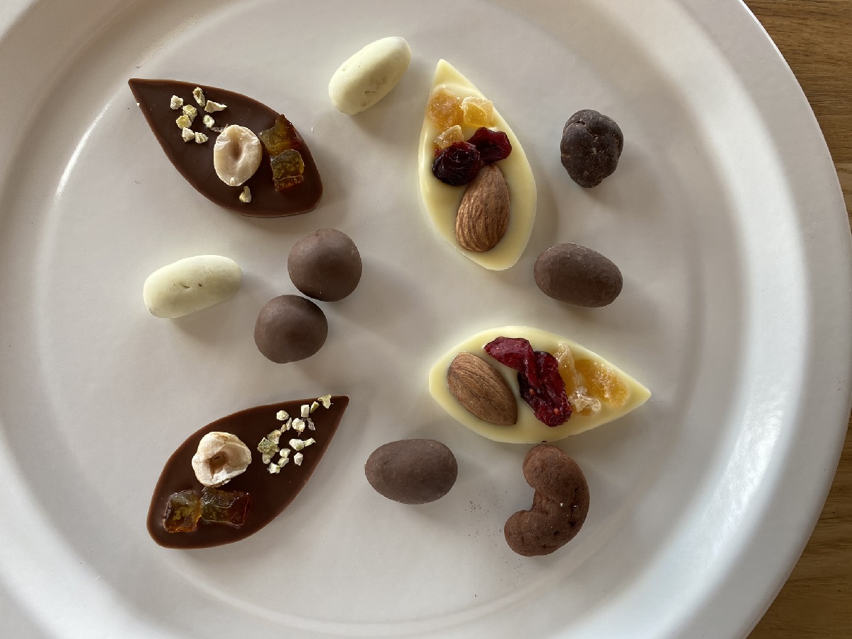 5種の木の実をベルギー産チョコでコーティングしたナッツシリーズや、葉っぱの形のチョコにナッツやドライフルーツをトッピングしたメンディアンなど、エヌカカオらしさが感じられる品々