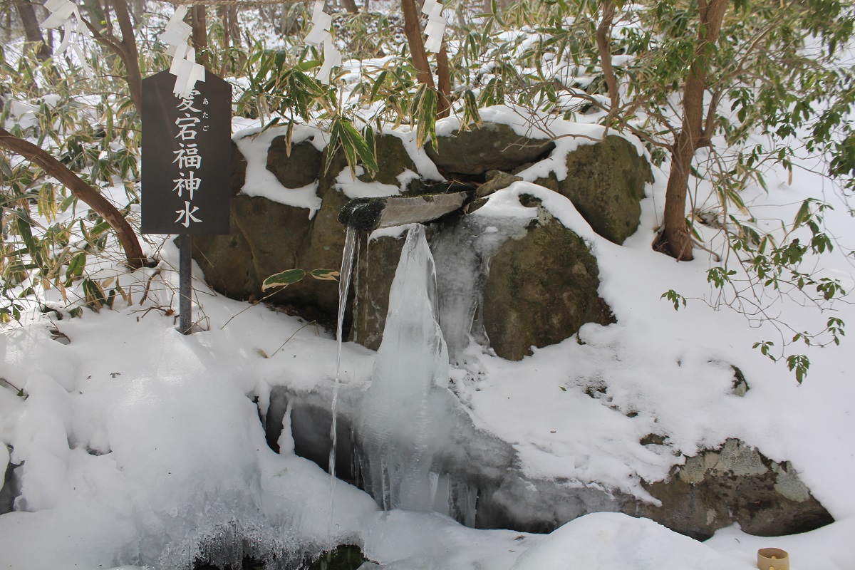 福を呼ぶという愛宕福神水。水をくむときは社務所に一声かけてから