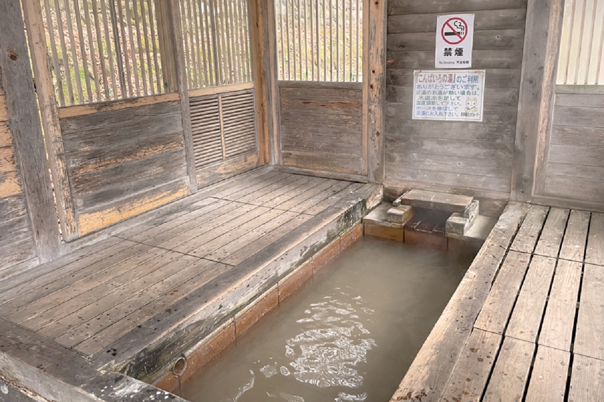 左右二つの浴槽に、那須湯本温泉の源泉がたたえられています