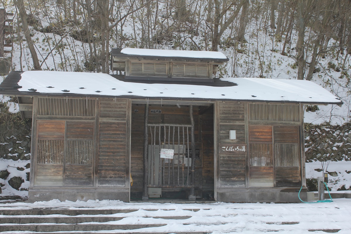 木作りの風情ある建物。全部で20人ほどが入れます
