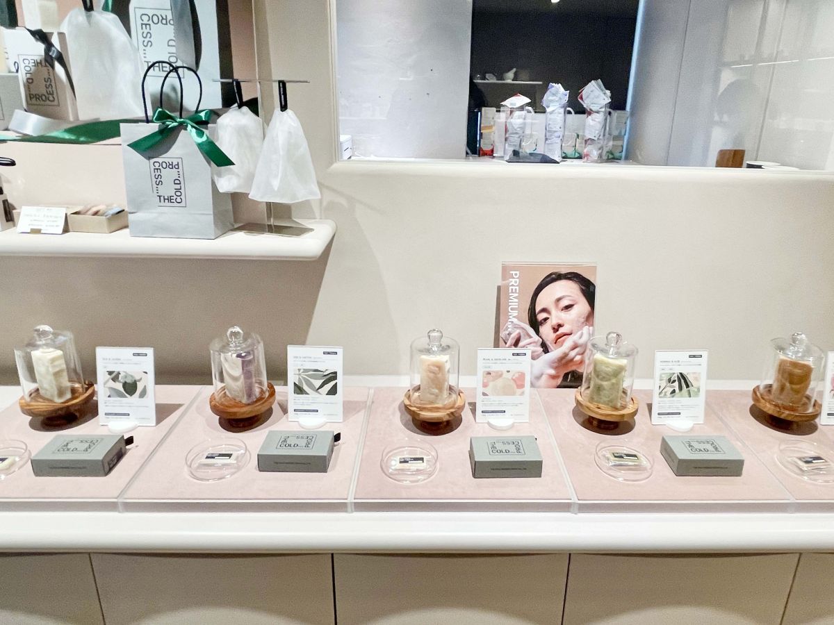 「FACE（PREMIUM）」各1万2100円