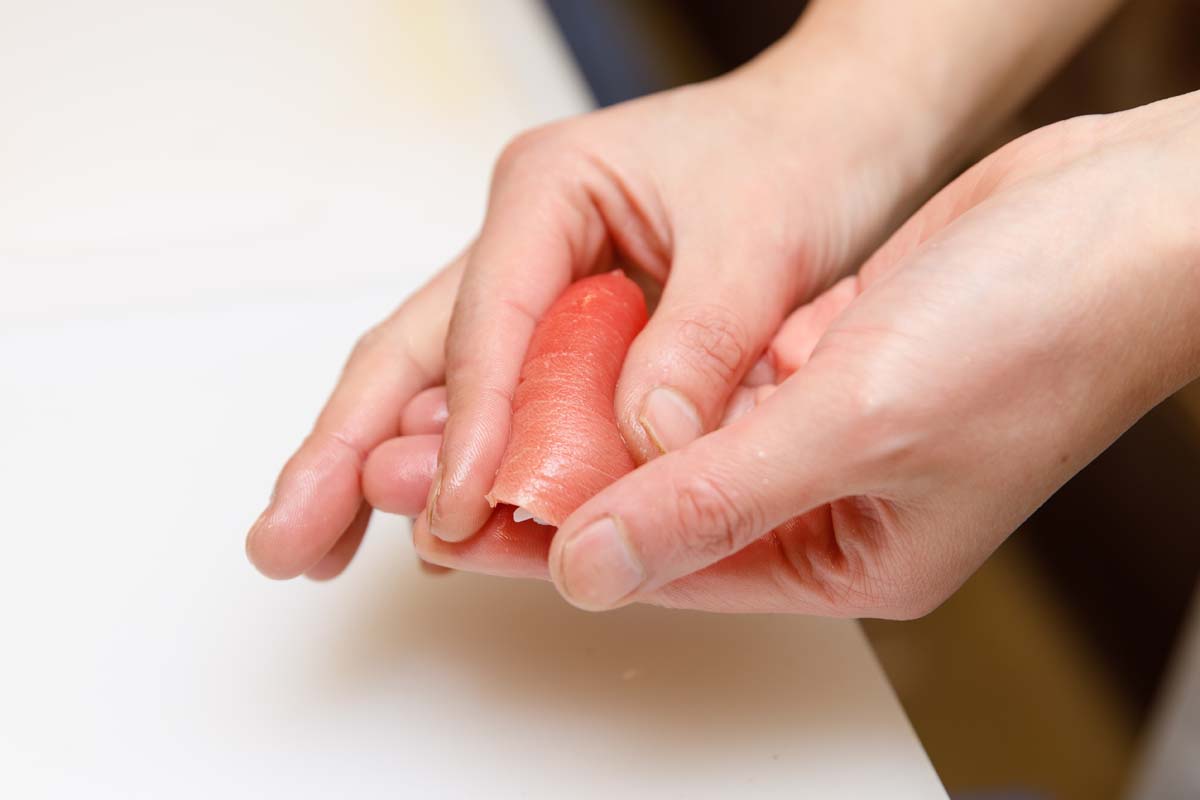 職人さんが目の前で握ってくれます