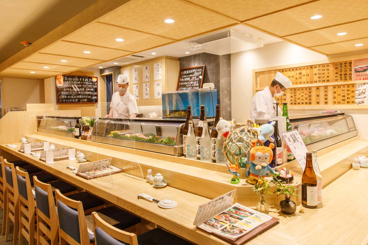 「ホヤぼーや」やサメのぬいぐるみなど、気仙沼にまつわるグッズがあちこちに