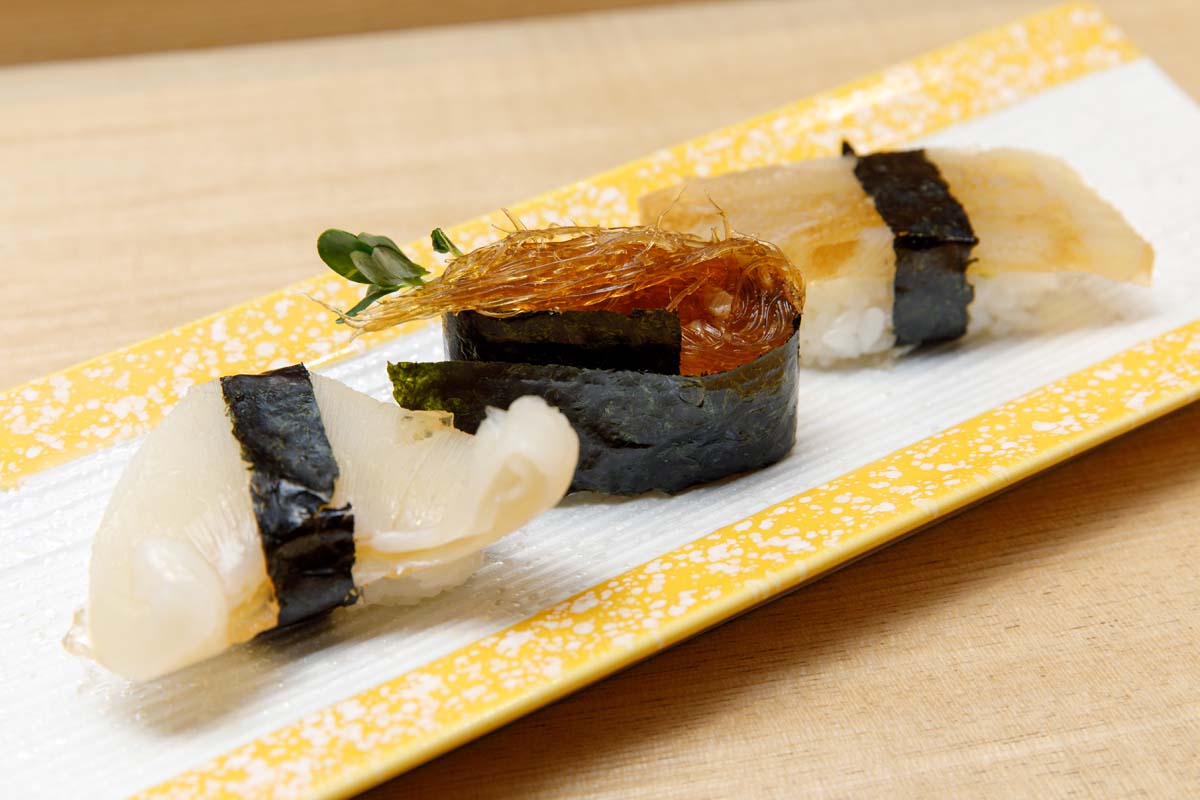 仙台駅すし通り　左から「ふかひれ寿し姿」、「元祖ふかひれ寿し」「ふかひれ寿し煮凝り」