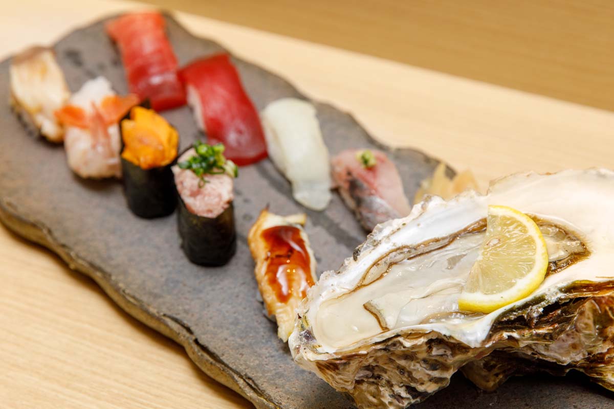 仙台駅すし通り「三陸の宝石」。トロや赤身、ウニなど9カンのほかに生ガキと椀物がつく