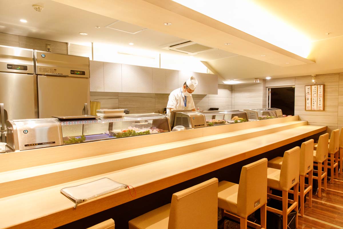 店内はカウンターとテーブル席があります