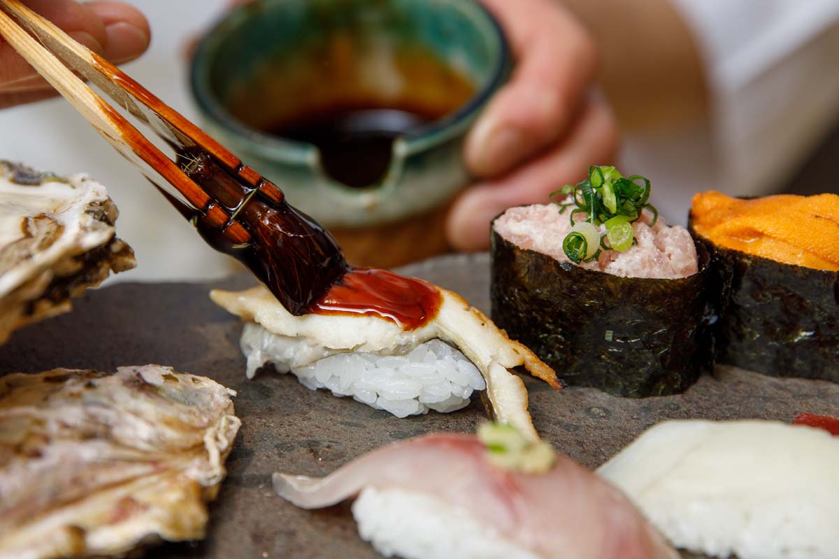 カウンターに座ると、職人さんの仕事ぶりを間近で見られます