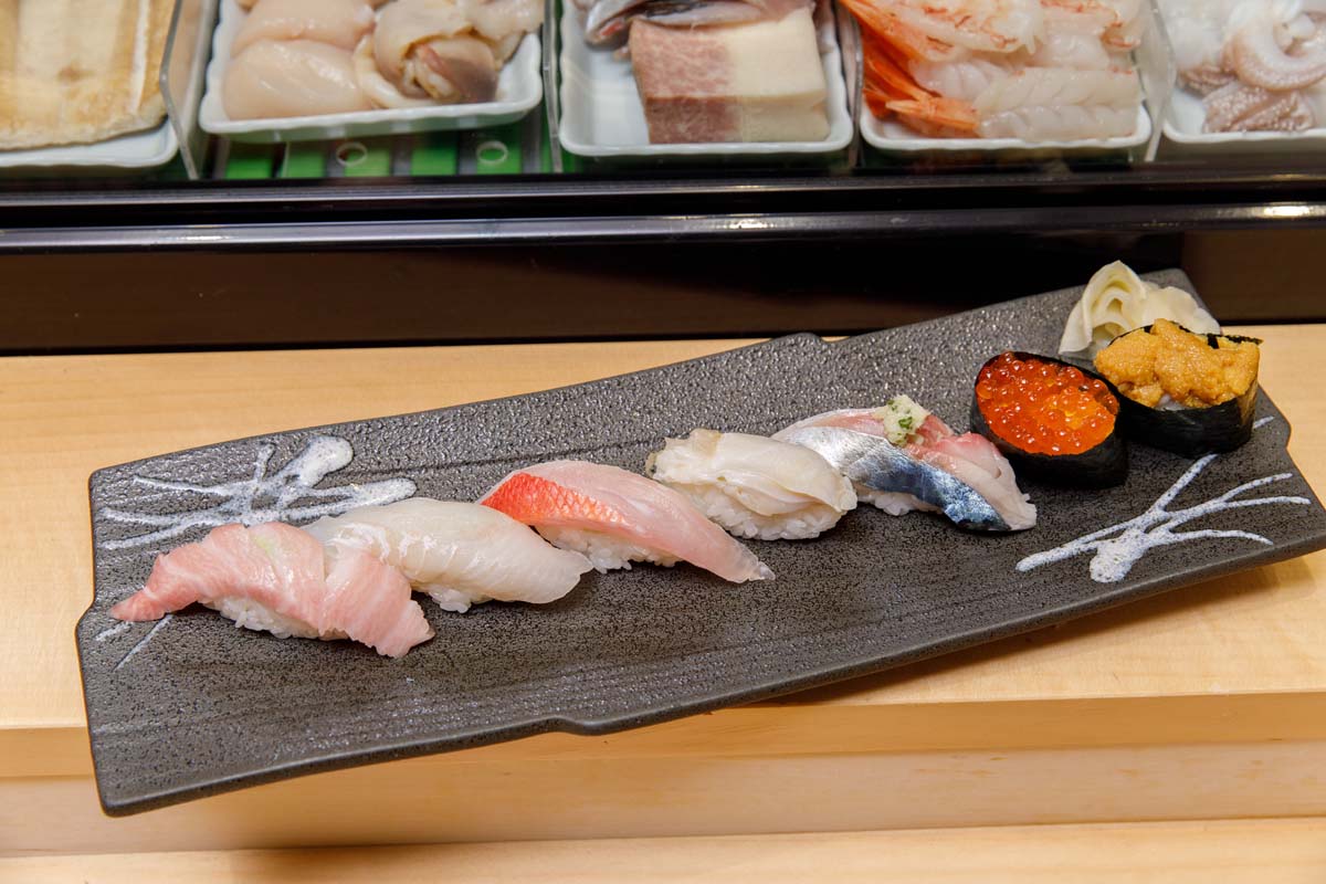 仙台駅すし通り「店長おすすめ7かんにぎり」。左からトロ、ヒラメ、キンメダイ、ツブ貝、しめサバ、イクラ、ウニ