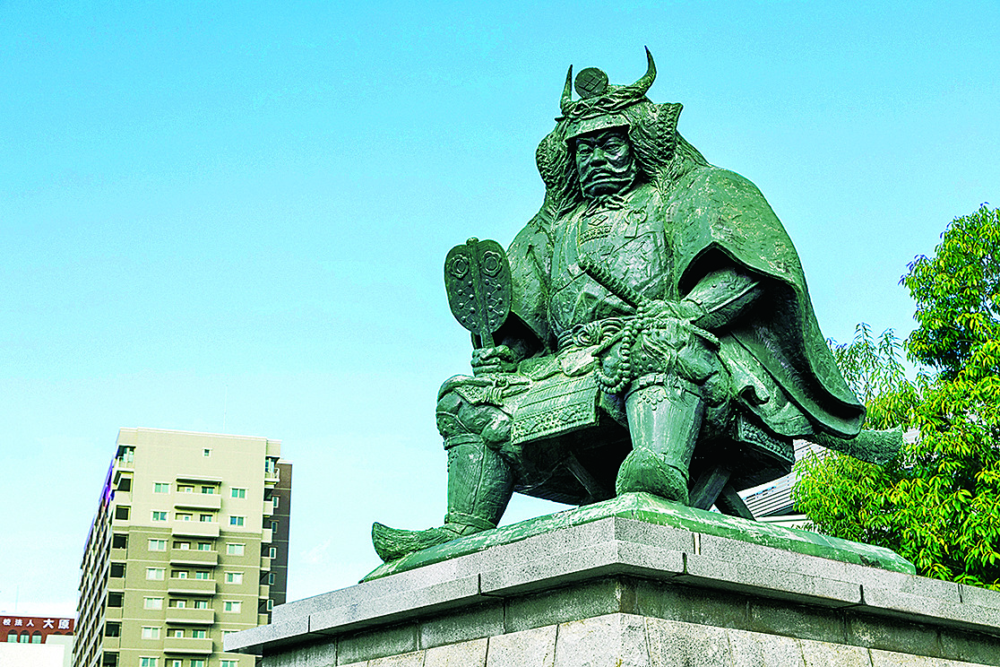 甲府のシンボル、信玄公の銅像がお出迎え