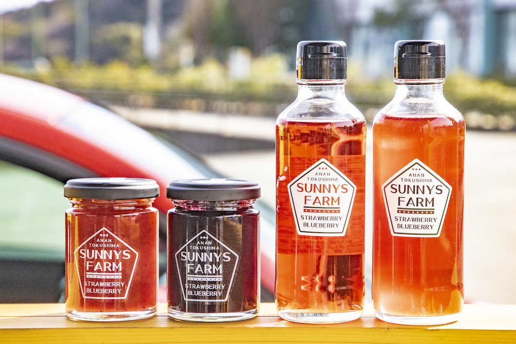 左から「純苺ジャム」、「純ブルーベリージャム」どちらも120g 880円、「純苺氷シロップ」、「純苺シロップ」どちらも200mL 1400円