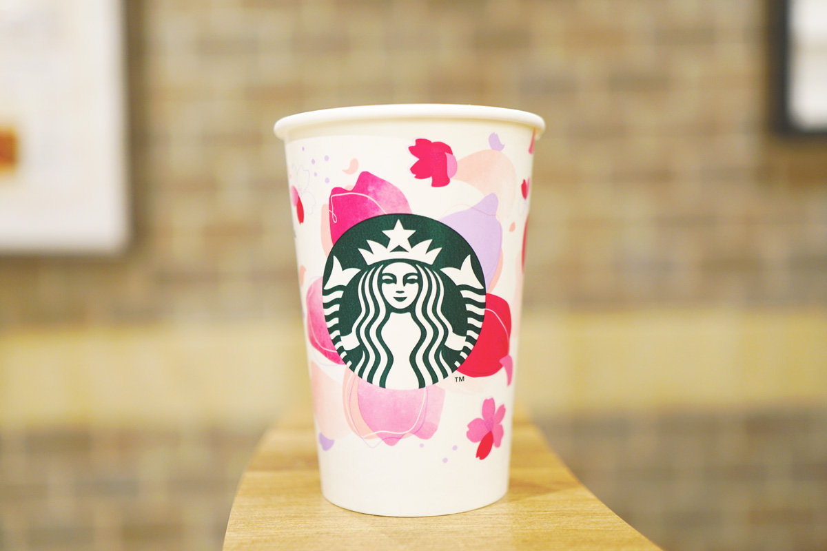 「さくら ソイ ラテ」ホットのみ、Short 540円／Tall 579円／Grande 624円／Venti® 668円（持ち帰り）、Short 550円／Tall 590円／Grande 635円／Venti® 680円（店内利用）※ソイミルク（調製豆乳）は牛乳や乳飲料ではありませんが、本商品には乳成分を含みます。