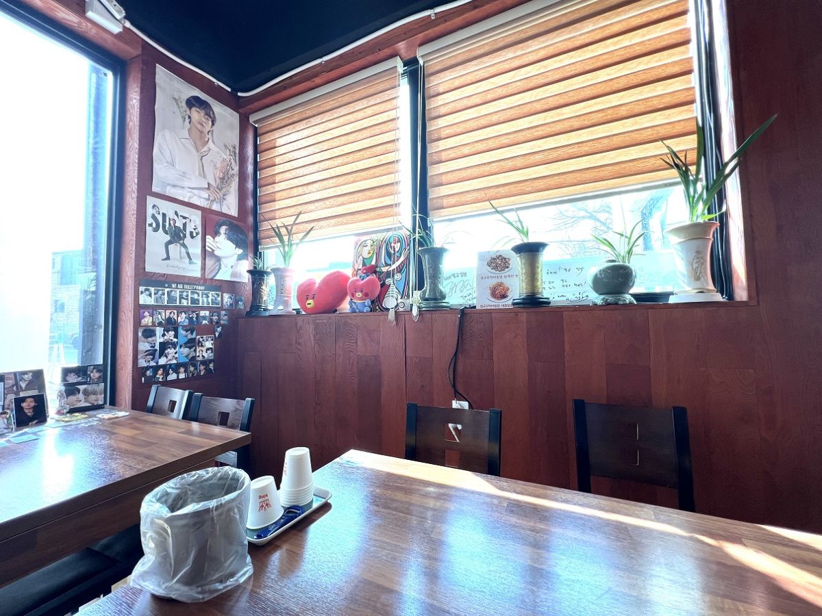 奥の手前の席がVが座った席。