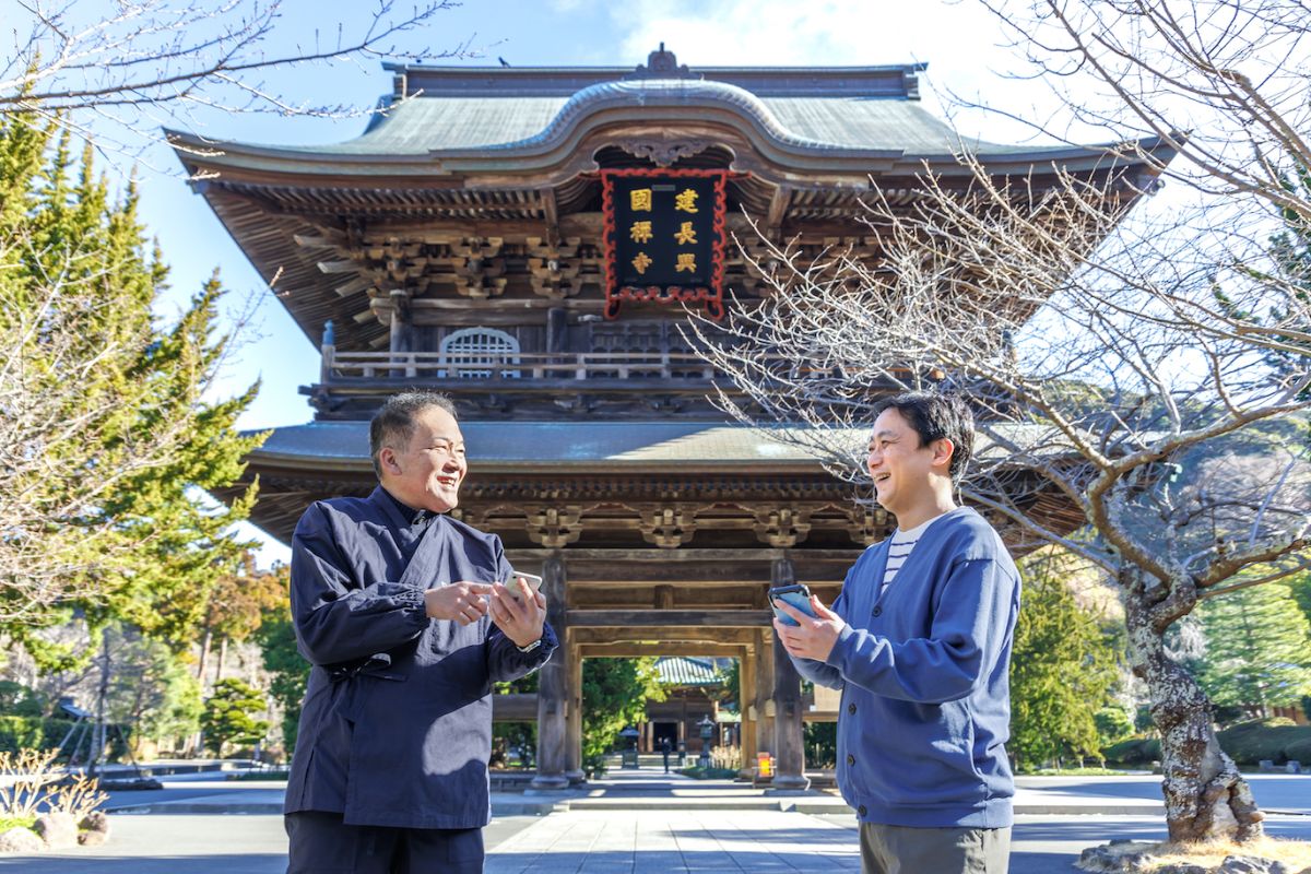 左／鎌倉市観光協会 専務理事 大津定博さん、右／三菱電機 総合デザイン研究所 ソリューションデザイン部 主席技師長 中村大輔さん