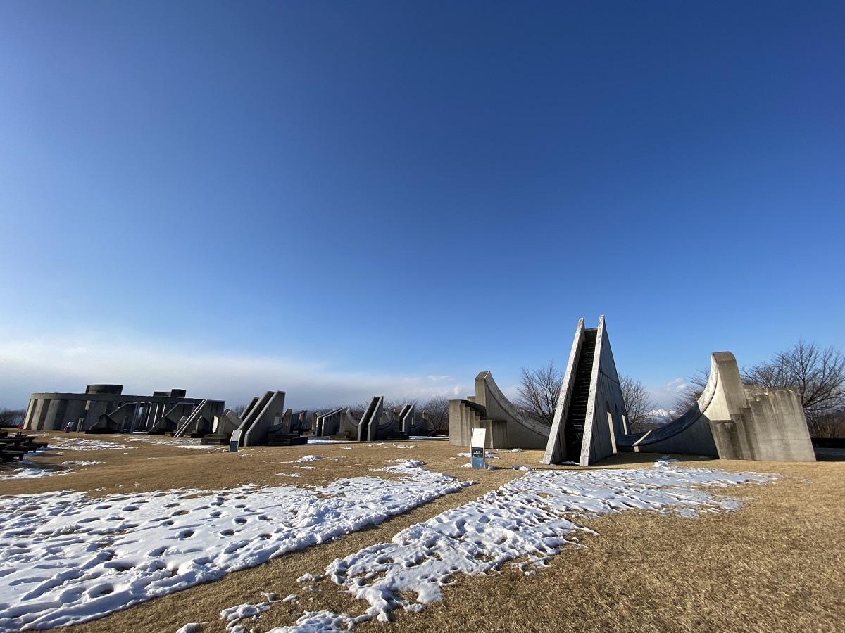 屋外のモニュメント群