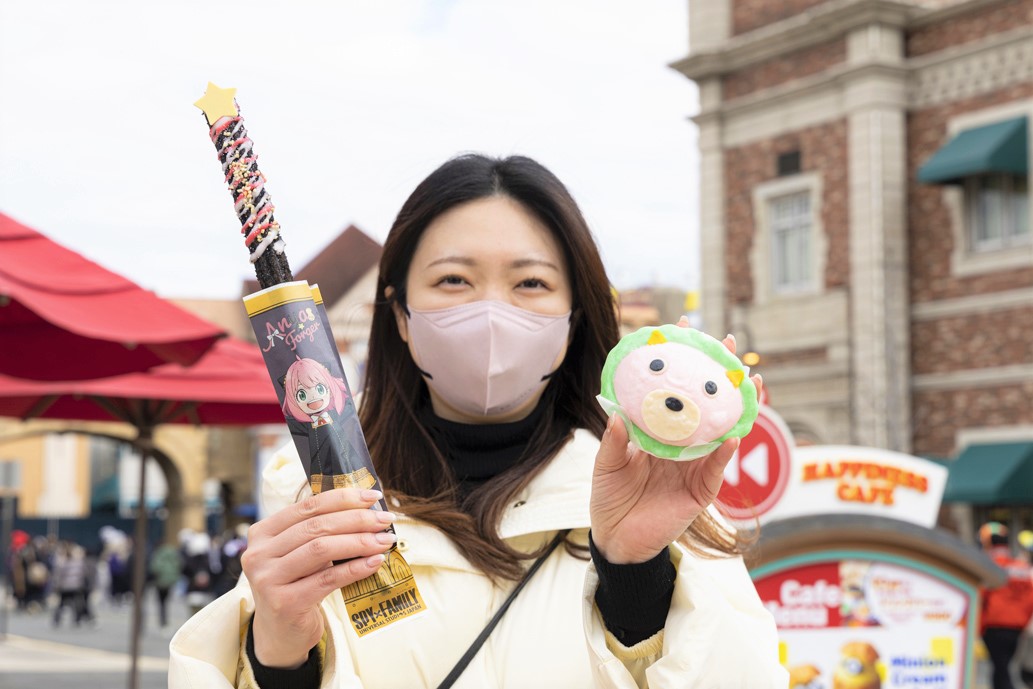 「スターライトアーニャ・チュリトス～フランボワーズフレーバー～」650円（左）、「きめらちょうかん れべる100おくまん～カレー～」700円（右）