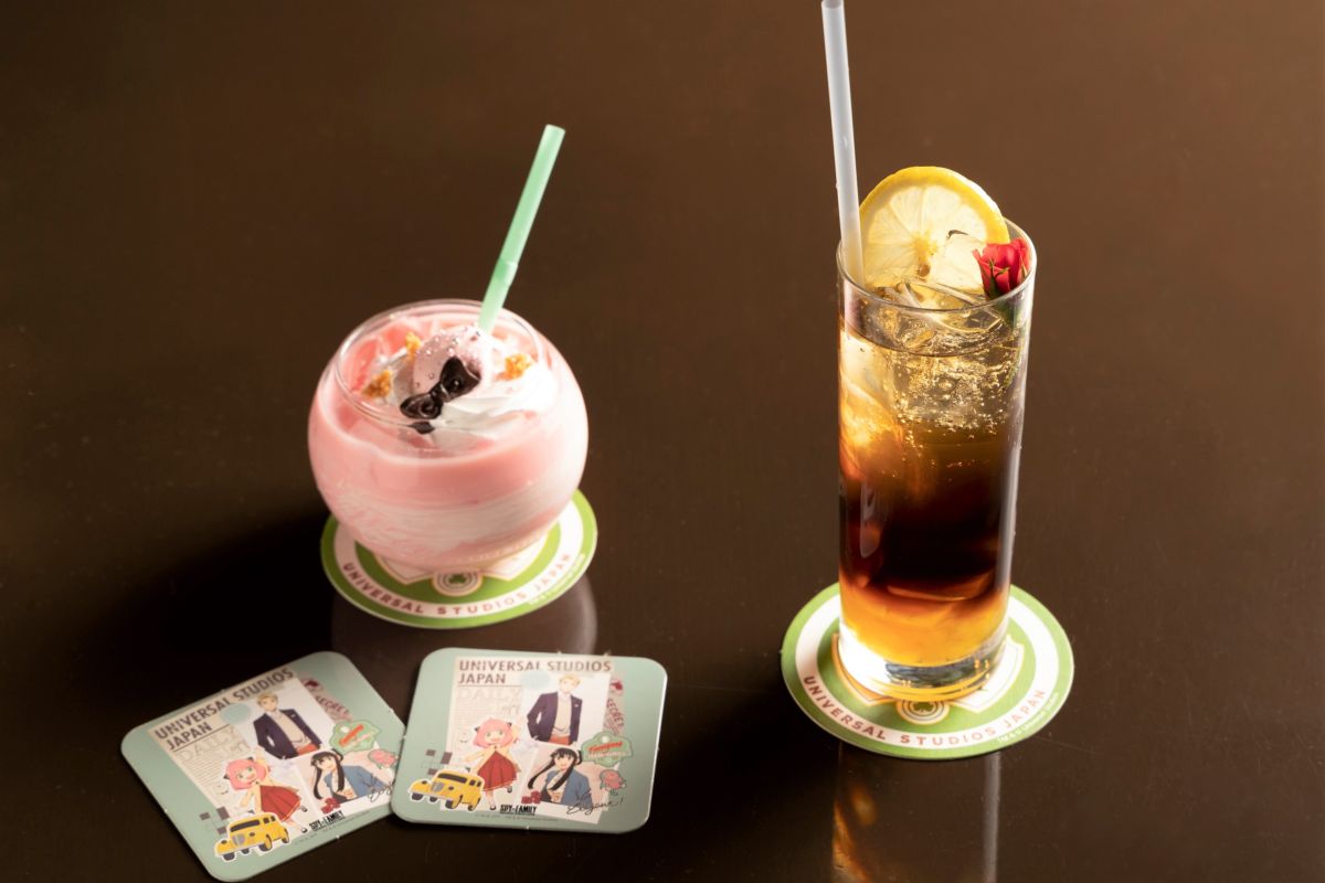 「アーニャ×ボンド わくわくドリンク～いちごみるく～」800円（左）、「ロイド×ヨル 仮初め夫婦ドリンク～アップル＆コーヒーソーダ～」800円（右）