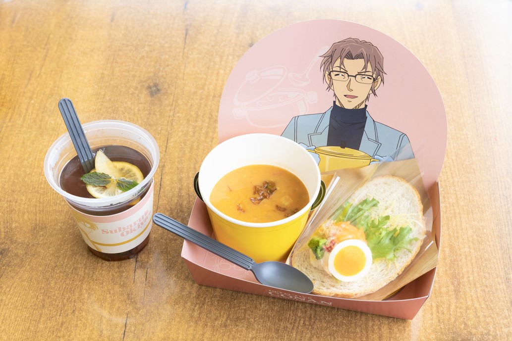 「沖矢昴のお裾分け～チキンカレースープ&ライ麦パンのオープンサンド～」1000円（右）、「沖矢昴のブラックティー～リンゴのコンポート（ホット/アイス）」650円（左）