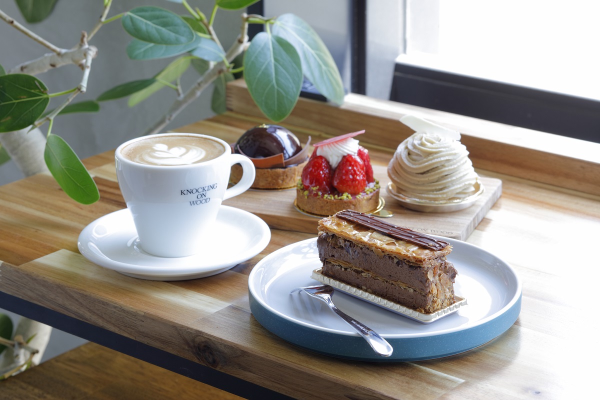 「KNOCKING ON WOOD」