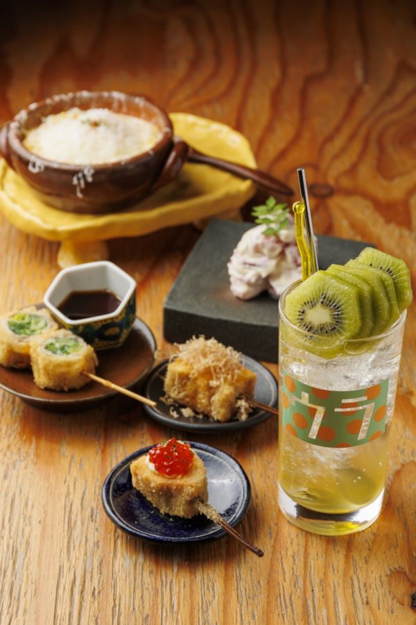 右上から時計回りに、苺とマスカルポーネチーズの白和え600円、季節のフルーツ酎ハイ・キウイ600円、サーモン300円、揚げ豆腐180円、九条葱の豚巻き280円、あつあつポテトサラダ680円