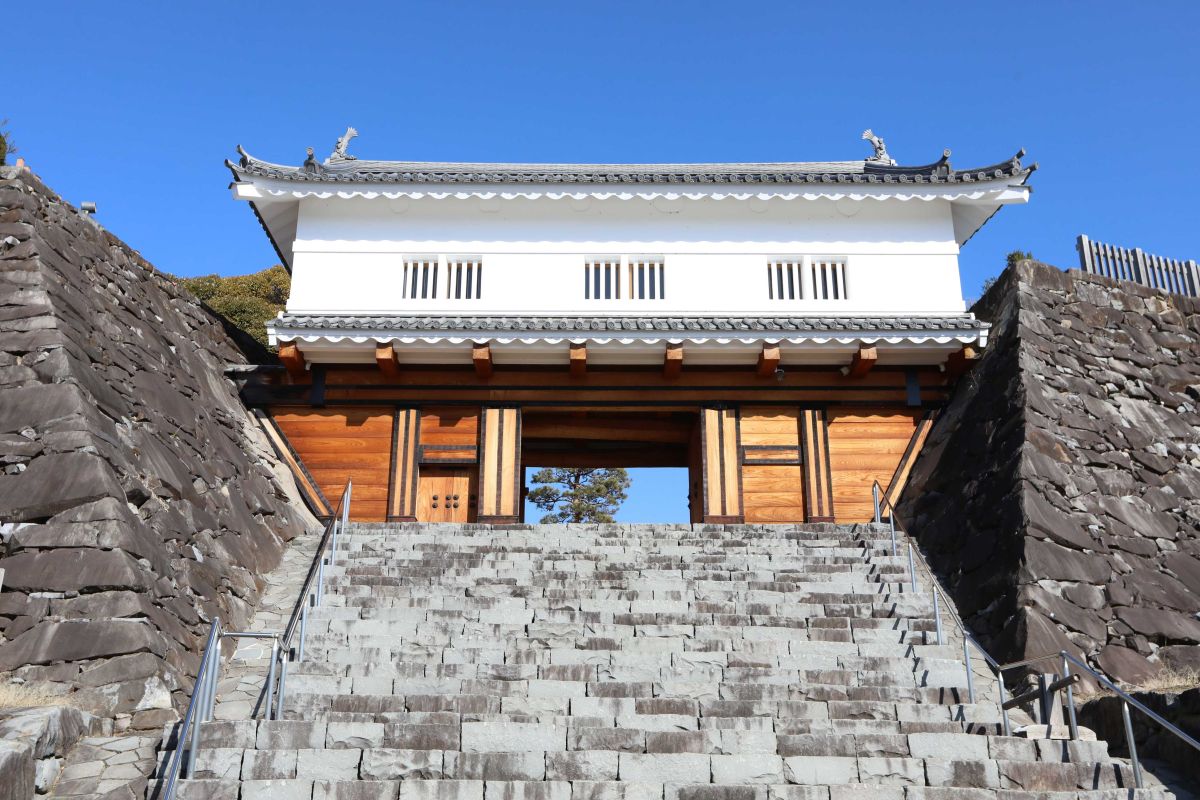 本丸の南側に位置する復元された鐵門（くろがねもん）