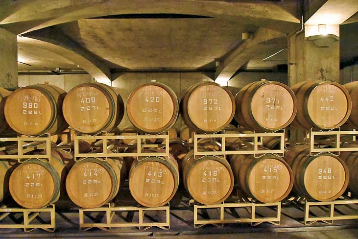 樽熟成が 行われている地下ワインセラー
