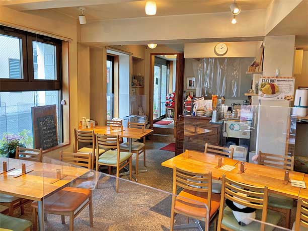 木の温かみが広がる店内