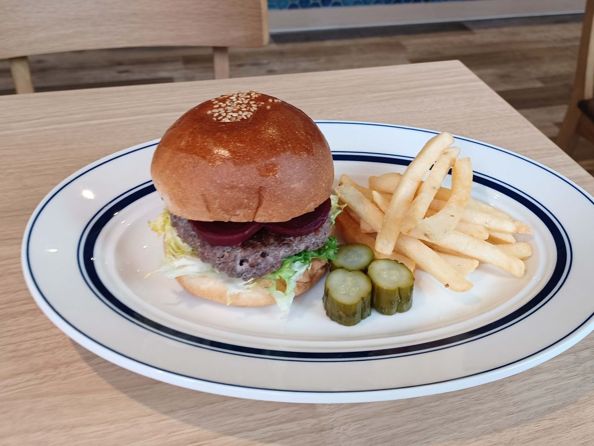 「ルーバーガー」1870円（ポテトとピクルスのセットは、プラス350円）