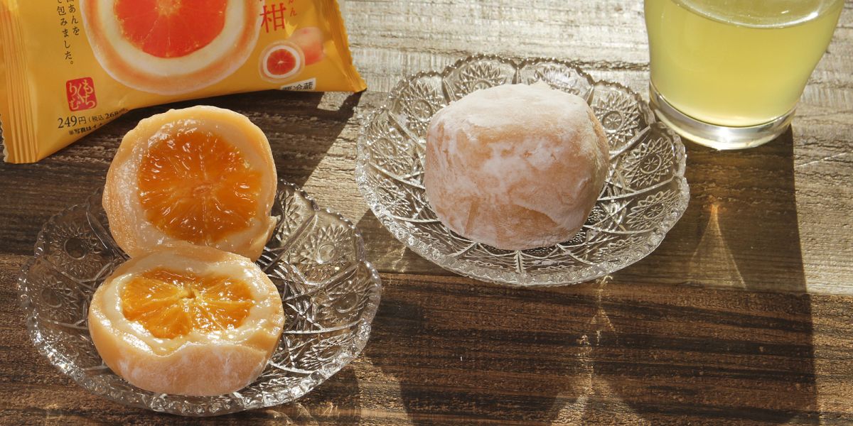 【ファミマ 新作スイーツ・実食レポ】みかん1個を丸ごと包んだ「まるごと蜜柑(みかん)」で、贅沢フルーツ大福を堪能