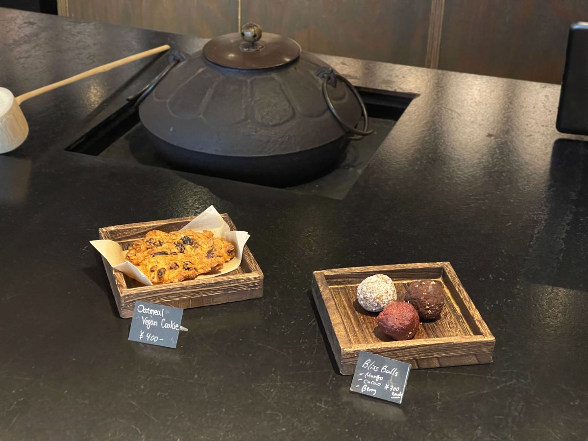 （左から）「ヴィーガンオートミールクッキー400円、「ブリスボール（マンゴー・カカオ・ベリー）」各300円