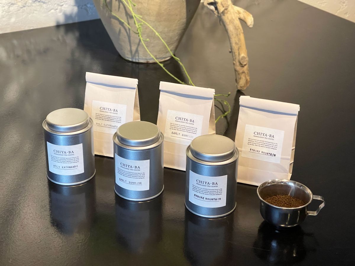 （左から）「Holy kathmandu（90g）」（茶葉）2268円（パウチ）1620円、「Early Sunrise（100g）」（茶葉）2592円（パウチ）1944円、「Strike Mountain（100g）」（茶葉）2160円（パウチ）1512円