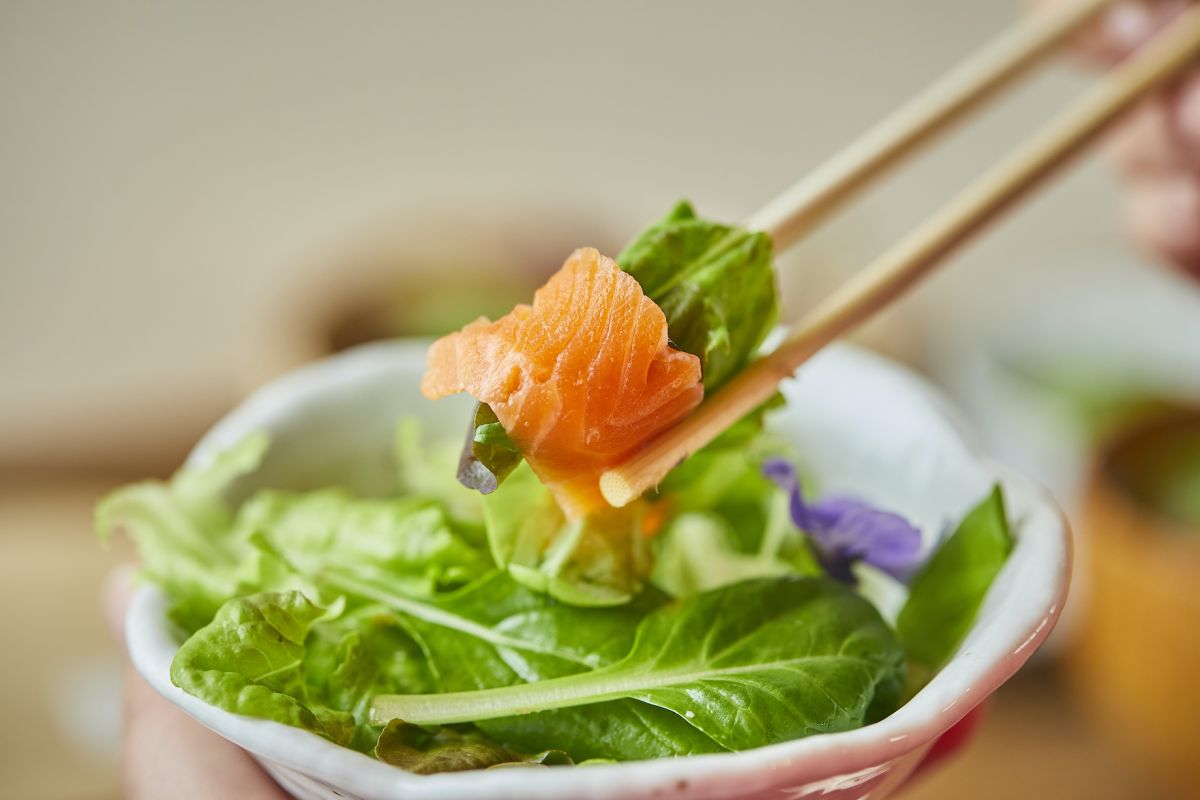 サラダにかけた燻製オイルは店頭で購入可「京の燻味」 200ml　2500円