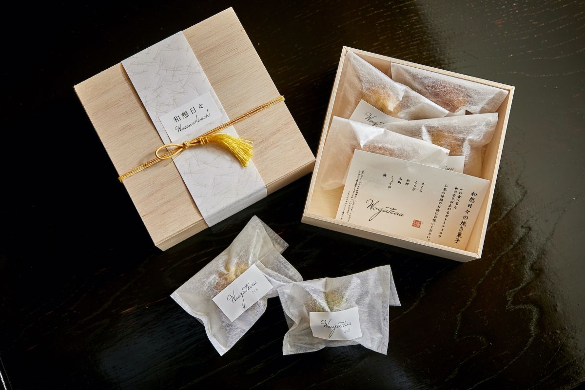 ガトーショコラ 3種袋入り750円、6個箱入り1800円、10個箱入り2800円