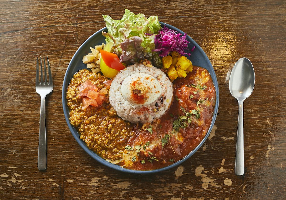 ポークキーマとバターチキンのあいがけカレー 半熟卵1210円 卵なし1100円