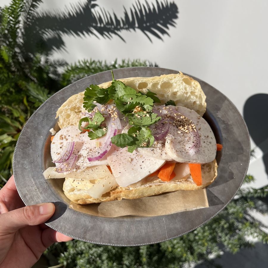 「本日のバインミー」 1300円 ※平日はサラダ付き