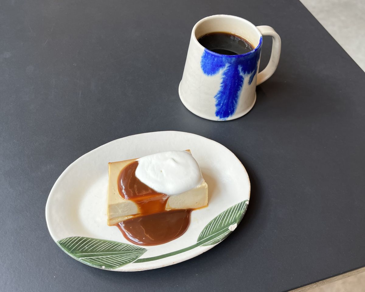 （左から）「クレームキャラメル（プリン）」 740円、「ドリップコーヒー」 590円