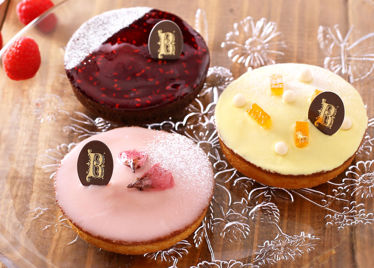 「ガトー・ナンテ」（手前より時計回り） 「桜クランベリー」400円、「ショコラ・フランボワーズ」422円、「アグリューム・プランタン」432円