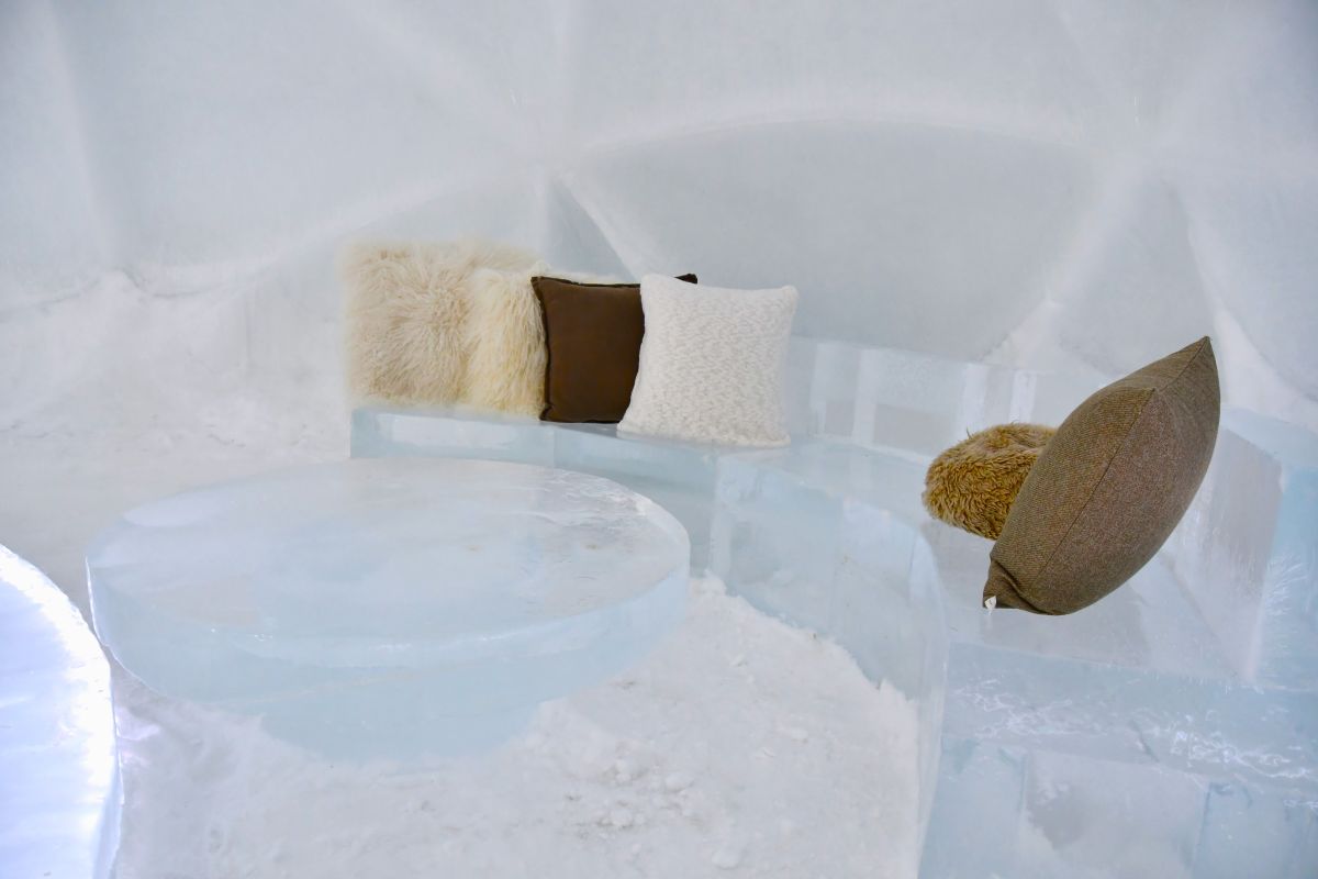 氷のホテル内観