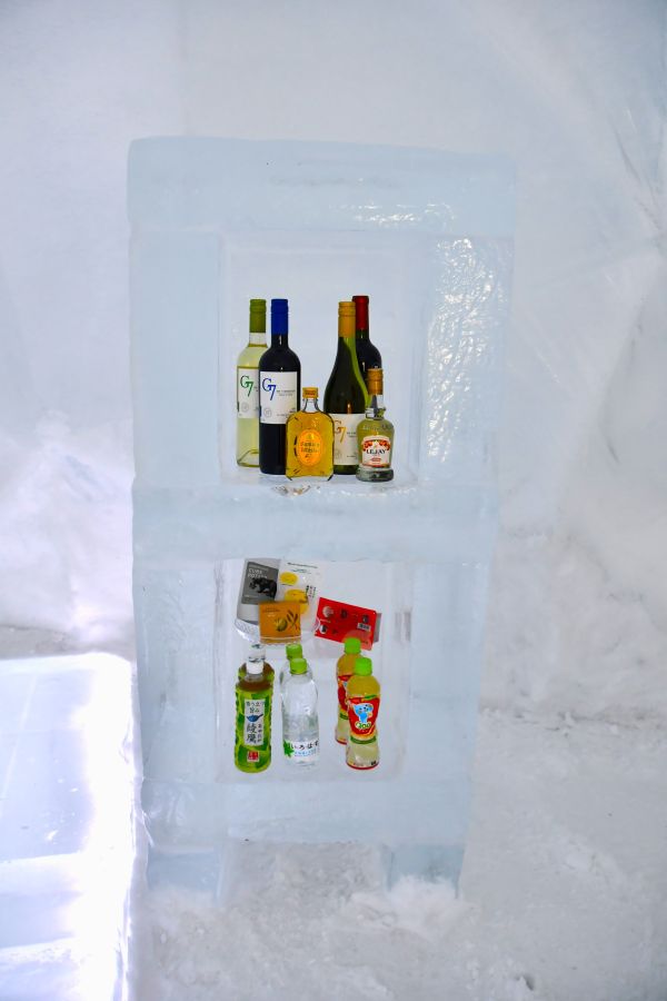 氷のホテル　氷のミニバー