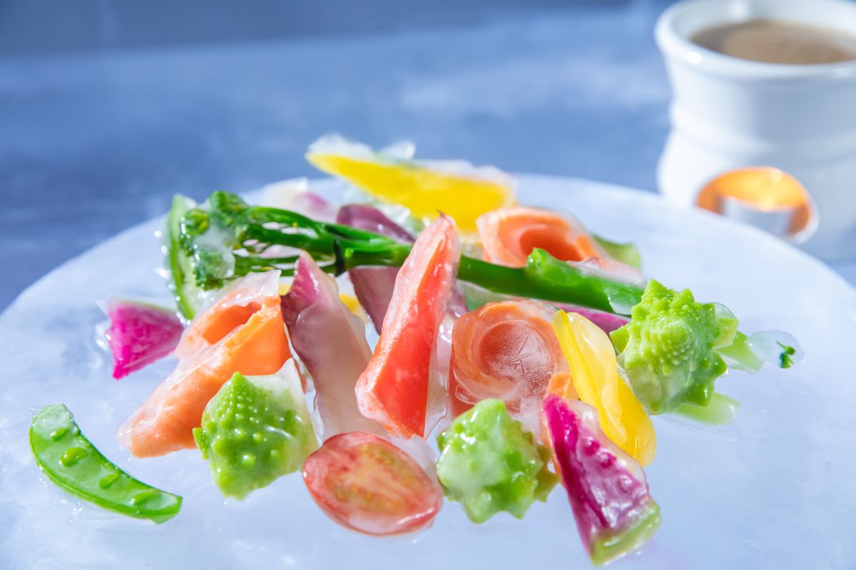 氷のホテル　前菜「氷野菜のバーニャカウダ」